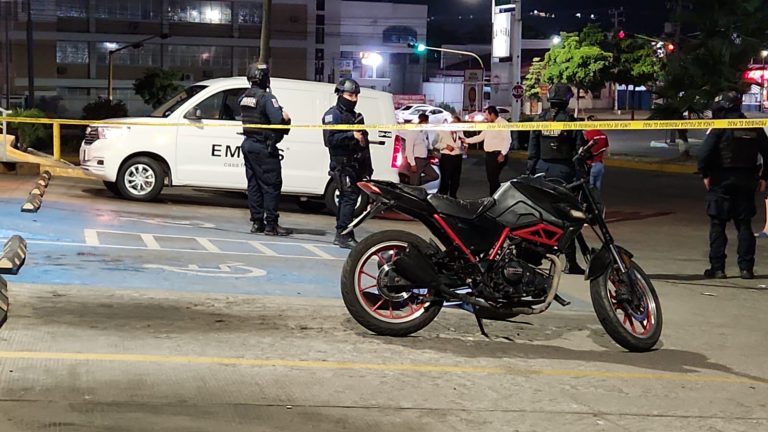 Joven motociclista es asesinado afuera de un banco