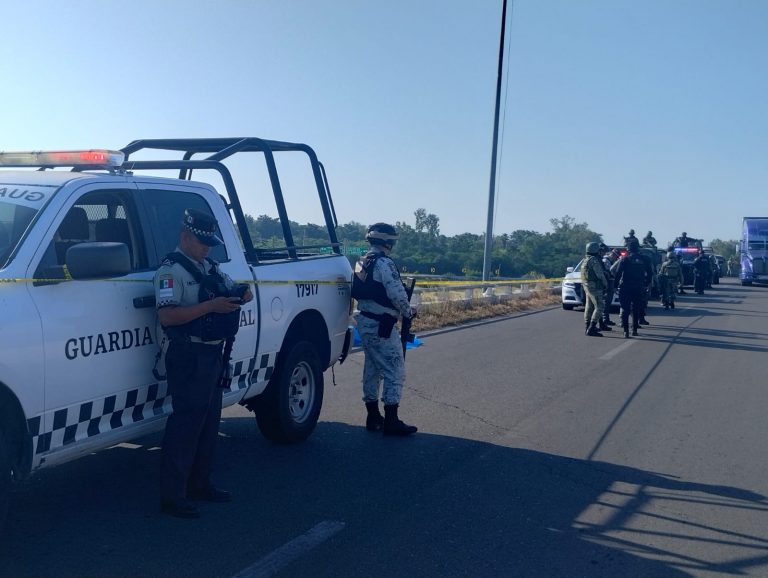 Lo dejan con un mensaje sobre un puente