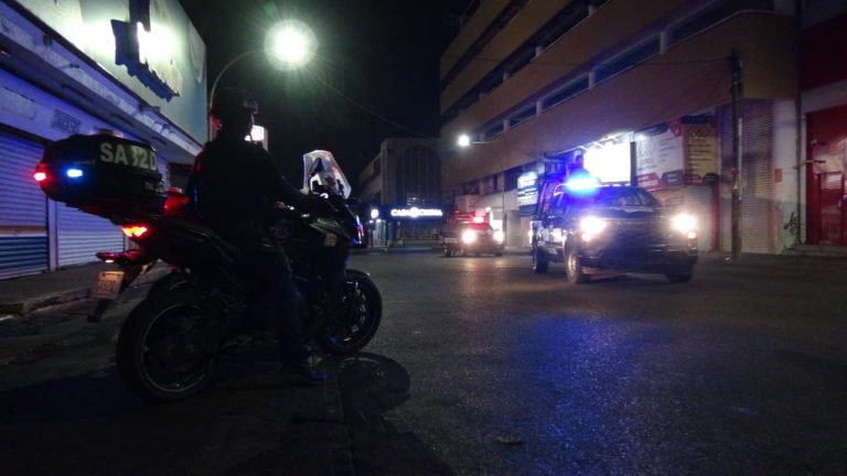 Golpean y roban balas a policía en Culiacán