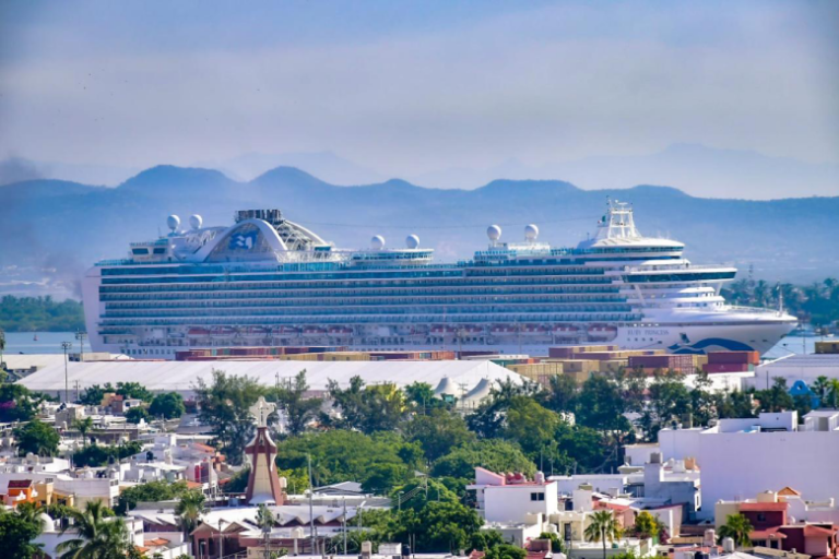 Inicia Mazatlán la semana con turismo de crucero
