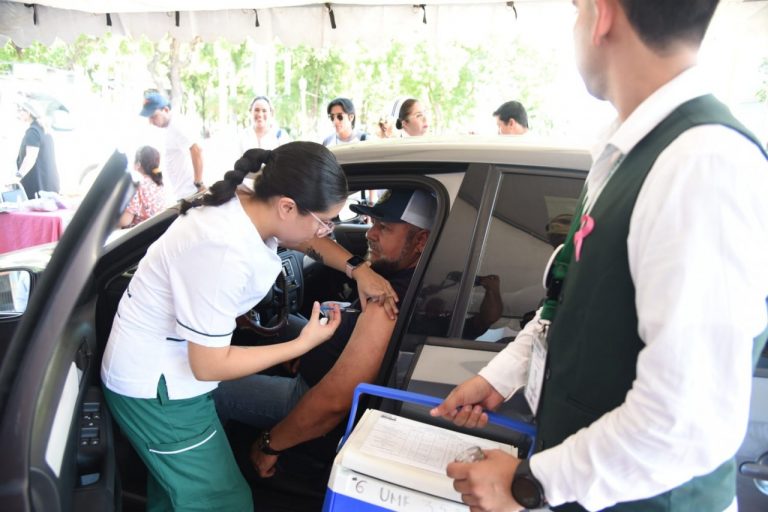 Arranca vacunación… hasta en el carro