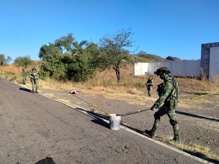 Aparece ejecutado sobre la carretera a Sanalona