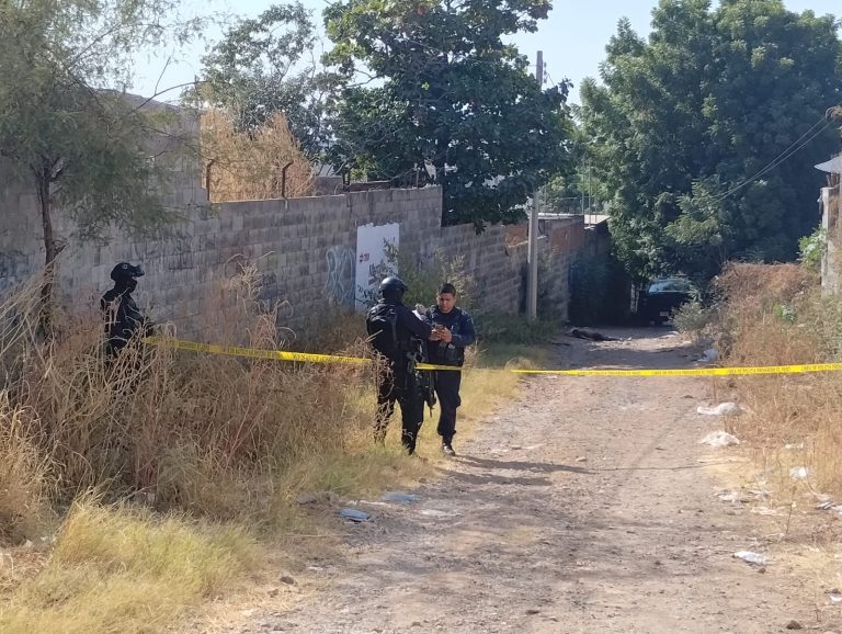 Lo reportan boca abajo, con las manos esposadas y con disparos