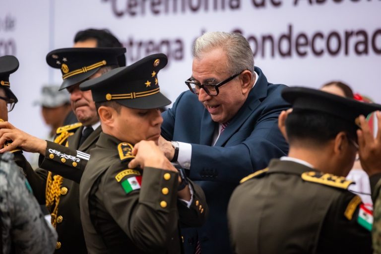 Asiste gobernador a ceremonia de ascensos militares