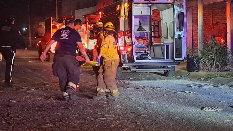 Deja 3 heridos volcadura de auto en Prados del Sol