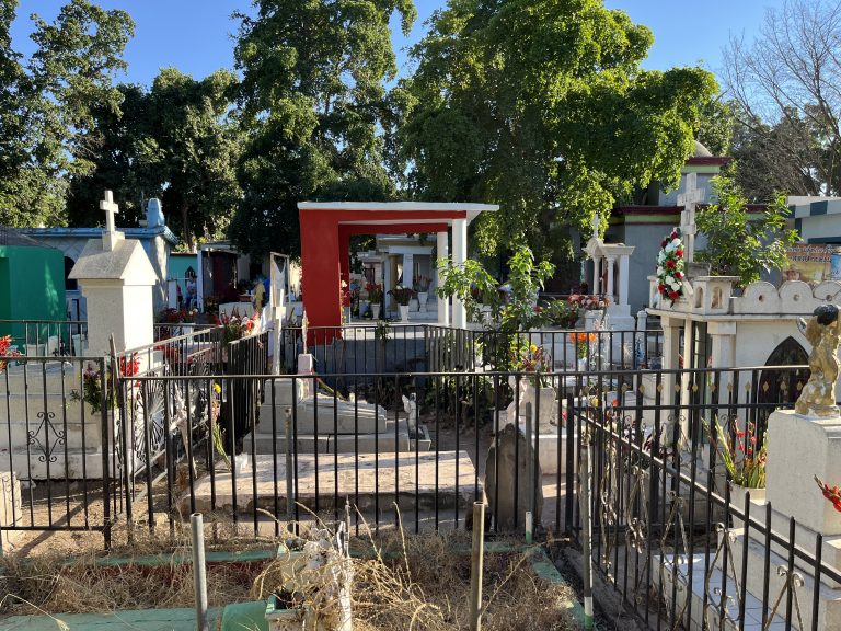 La gente llegó y se fue temprano en cementerios de Navolato