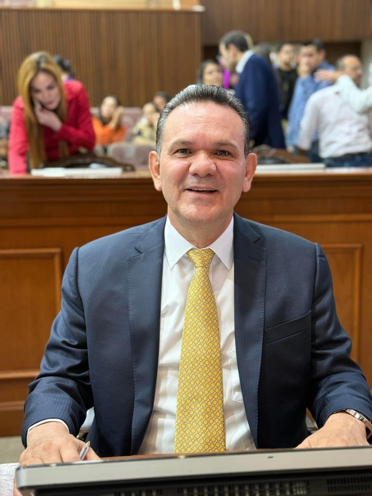 ‘Tumban’ camioneta al diputado Sergio Torres