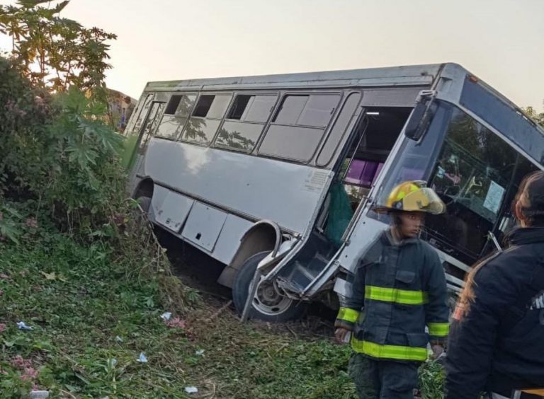 Auxilian a 40 por accidente de autobús en Escuinapa