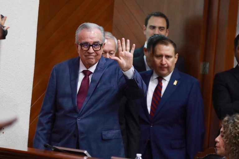 Destaca economía, democracia y revocación de mandato