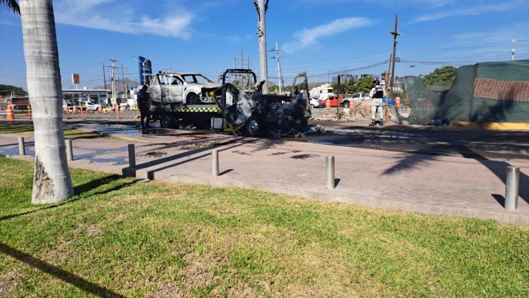 Quema grupo armado grúa y camioneta fuera de plaza comercial