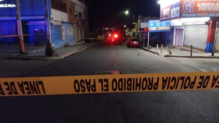 Atacan a balazos a dos menores en dispensario