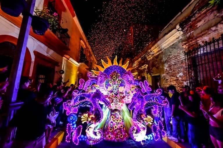 Miles salen a las calles a celebrar el Día de Muertos