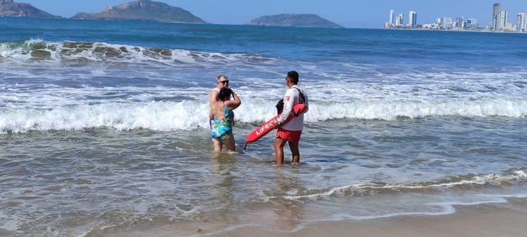 Los jalaba el mar; rescatan a 3 en Cerritos
