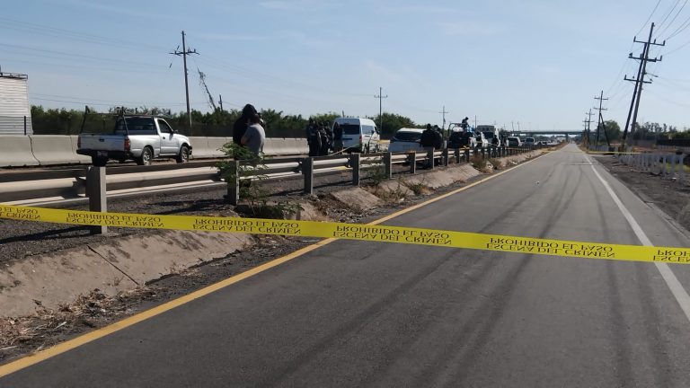 Abandonan camioneta con 2 cuerpos en la Culiacán-Eldorado