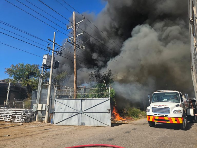 Consume incendio yarda en Culiacán