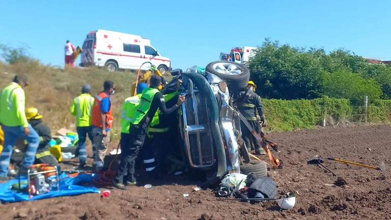 Rescatan a paisanos ‘prensados’ tras volcadura en Quilá
