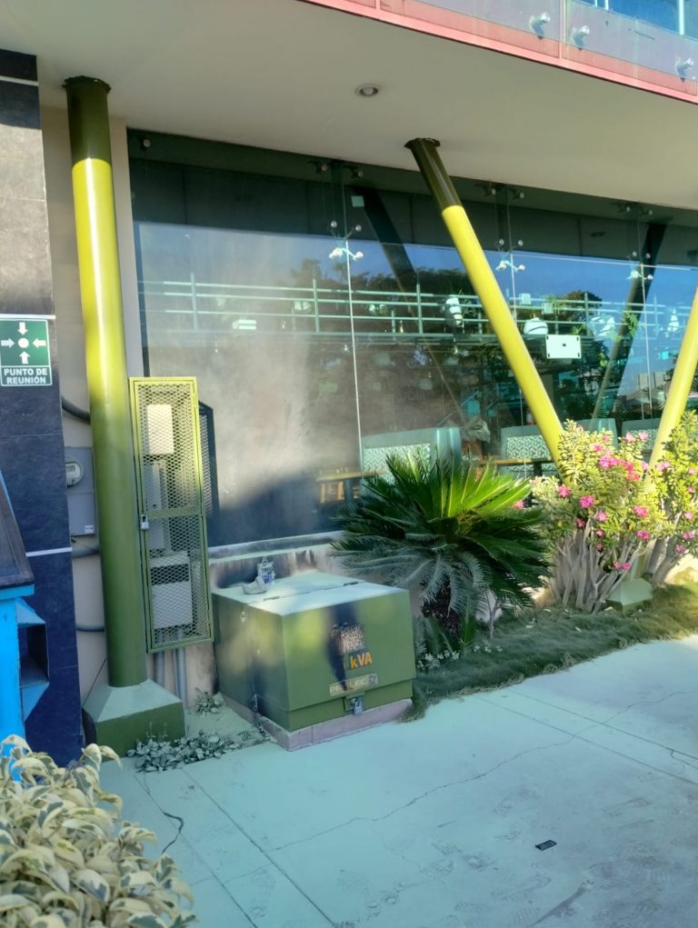 Incendian dos restaurantes y balean clínica