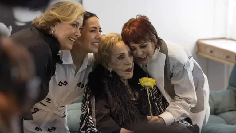Se reúne familia de Silvia Pinal en hospital