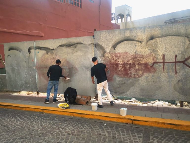 Hicieron grafitis y los pone juez a borrarlos