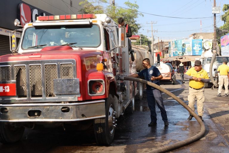 Sofocan incendio en Navolato 130 personas y 150 mil litros de agua