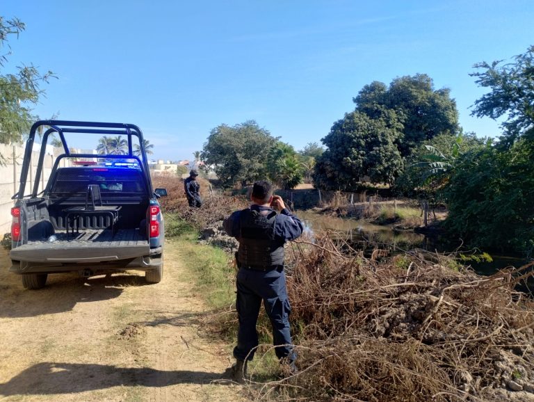 Hallan cadáver flotando en canal de Infonavit Las Flores