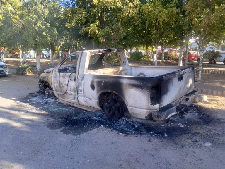Quemada camioneta junto a parque… no hay propietario
