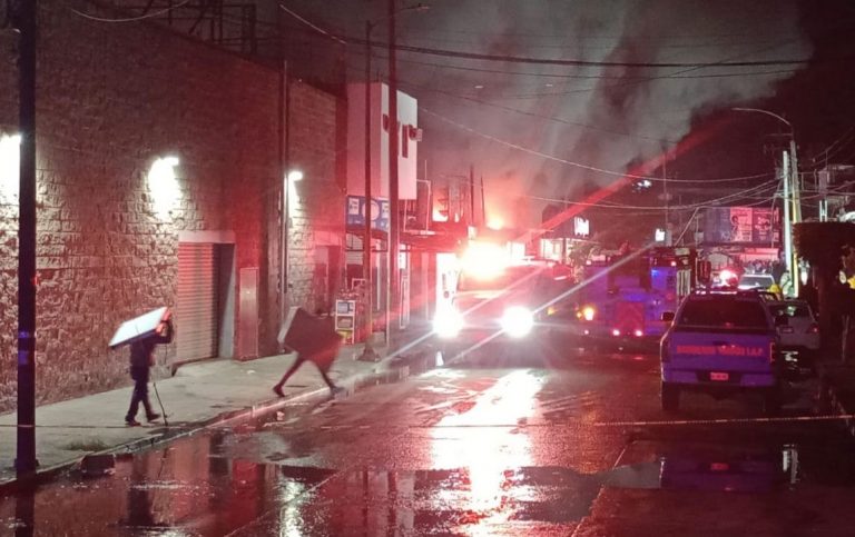 Confirman una persona fallecida en incendio de dulcería en Navolato