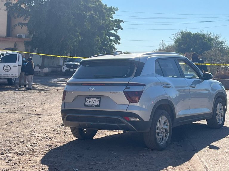 Dejan camioneta abandonada con disparo en la 21