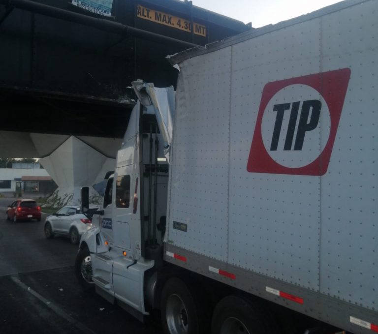Se queda tráiler varado en el Puente Negro