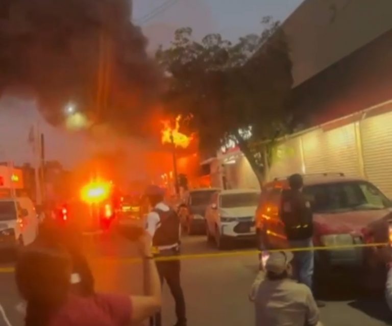 Se incendia popular dulcería en el Centro de Navolato