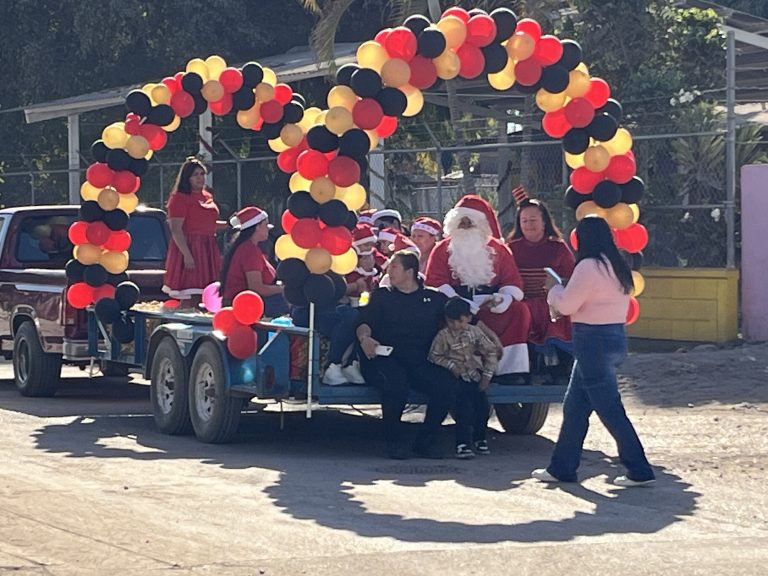 Regala vestido de Santa dulces y juguetes en Navolato