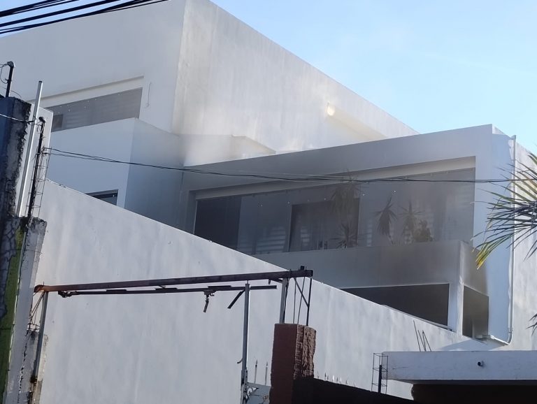 Incendia grupo armado laboratorio médico y dos autos