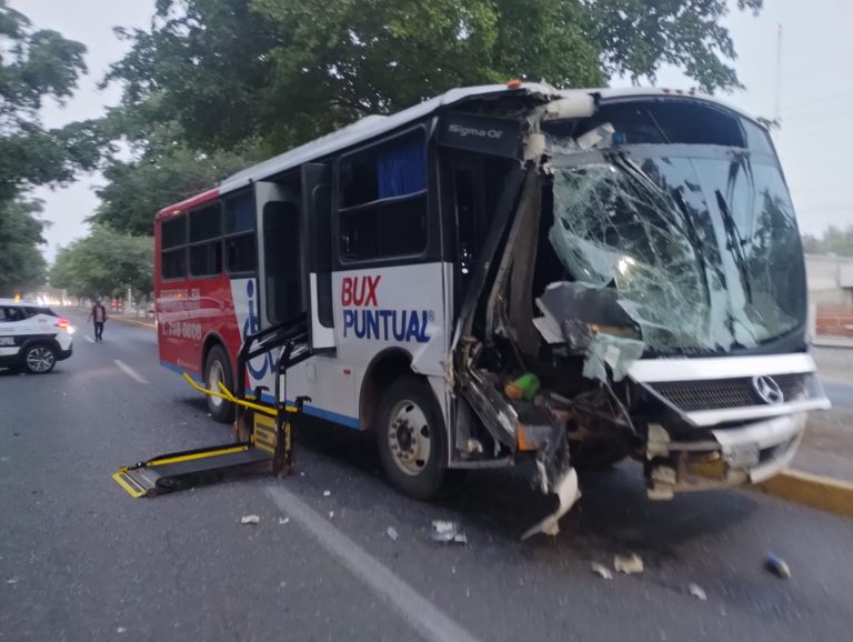 ¡7 heridos! Choca camión con tráiler en Aguaruto