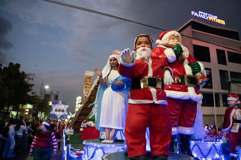Disfrutan familias el gran Desfile Navideño Culiacán
