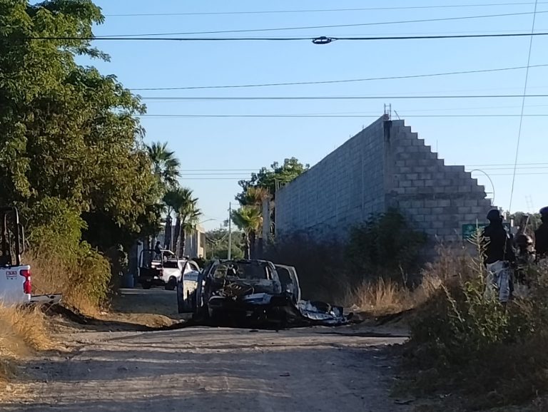 Explota camioneta tras disparos en Culiacán