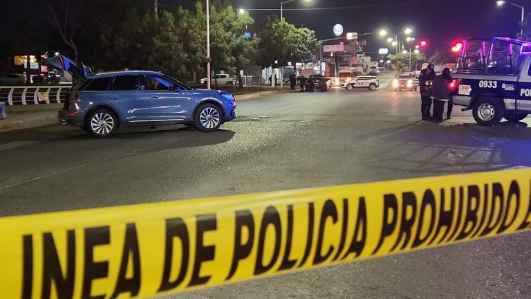 Abandonan camioneta de lujo, huyen robando otra