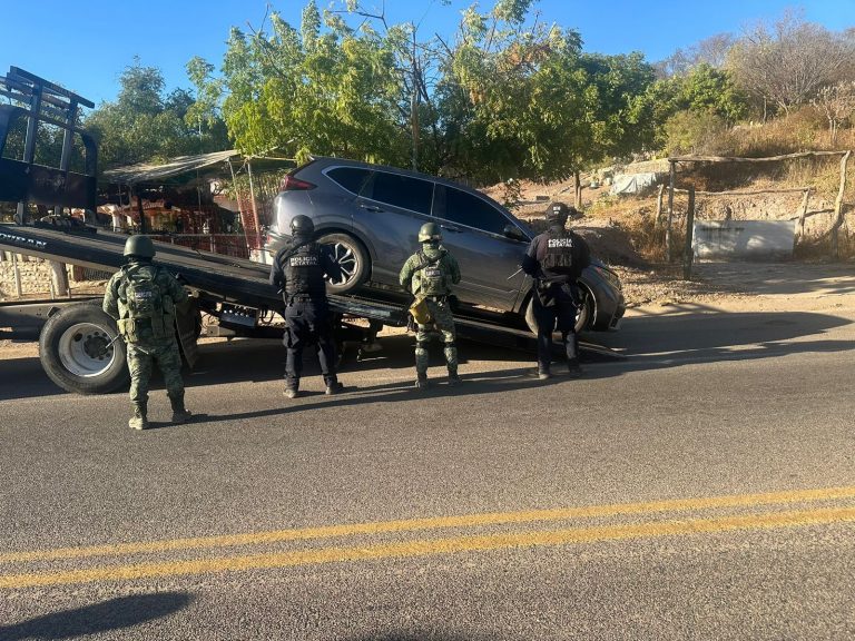 Aceleró y lanzó poncha llantas; el auto era robado