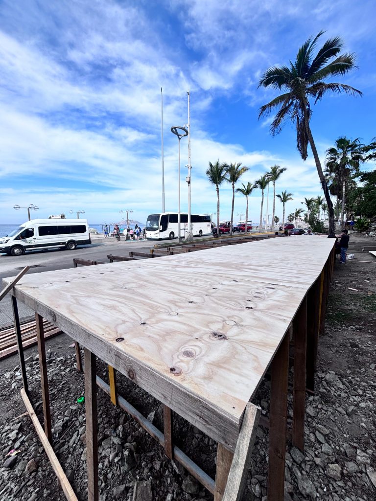 Inicia Mazatlán colocación de baños para Carnaval
