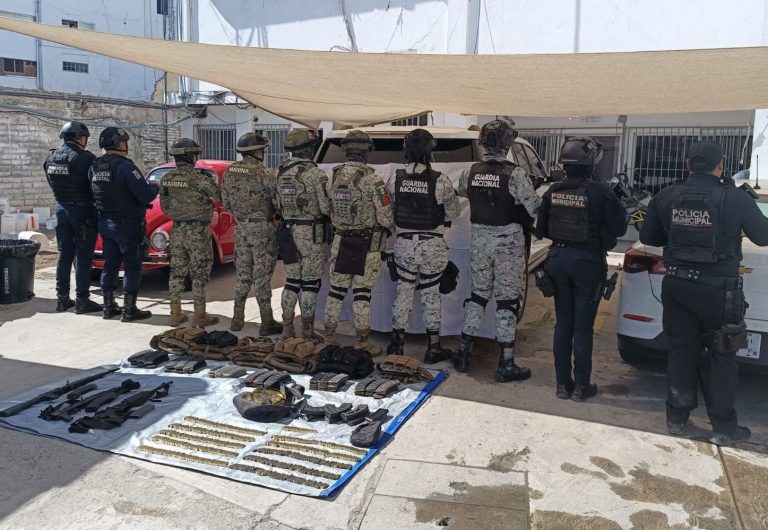 Abandonan un AK-47 y un fusil tipo M4