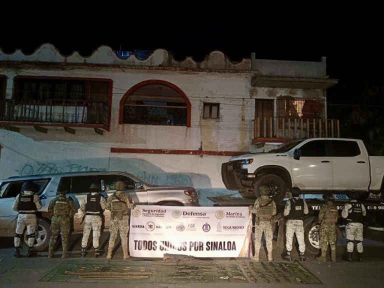 Aseguran arsenal y 20 vehículos en San Francisquito, Mazatlán