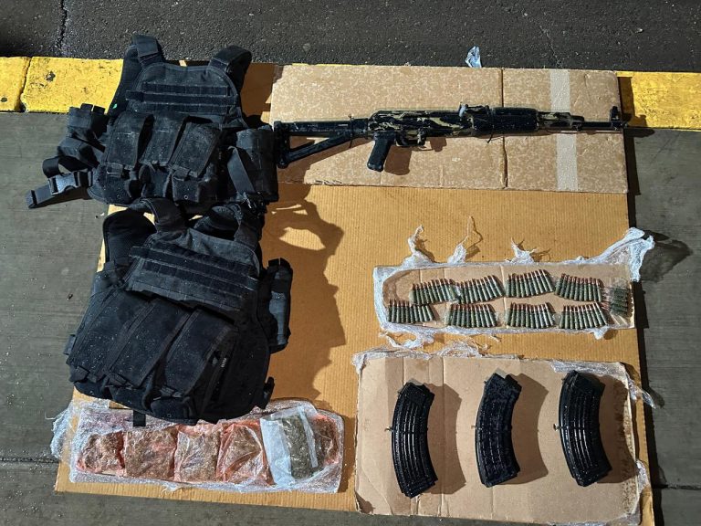 Decomisan armas y droga; huyen en motos