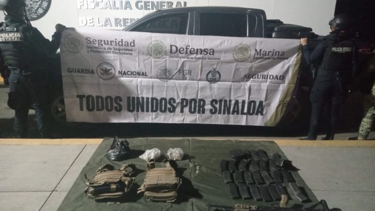 Aseguran auto blindado y armas camino a Carboneras