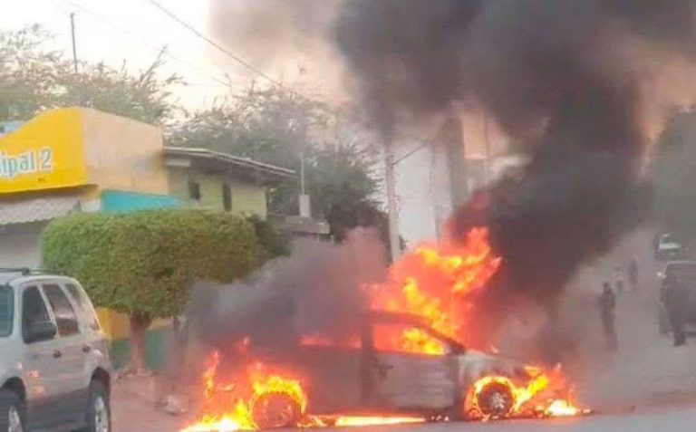Queda auto en cenizas tras presunto incendio intencional