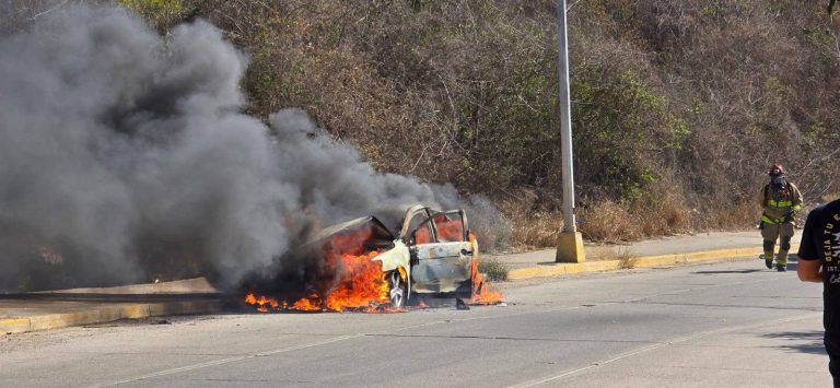 Se incendian dos autos en Mazatlán