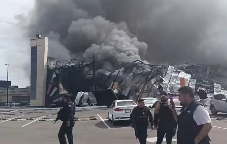 Se incendia parque trampolines y casino