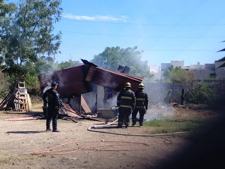 Le disparan y queman la vivienda