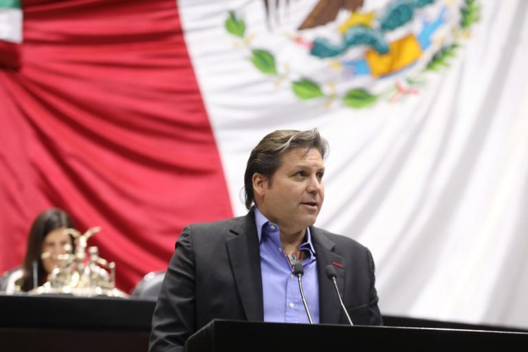 Denuncia diputado cobros excesivos en aerolíneas