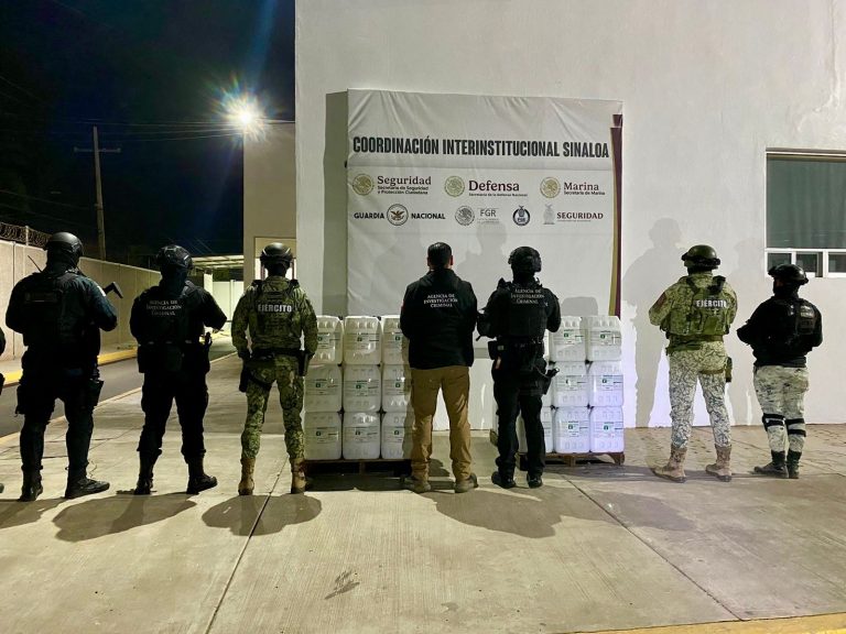 Aseguran 64 bidones con metanfetamina líquida