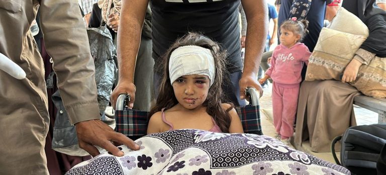 Colapsan hospitales en Gaza por ataques de Israel