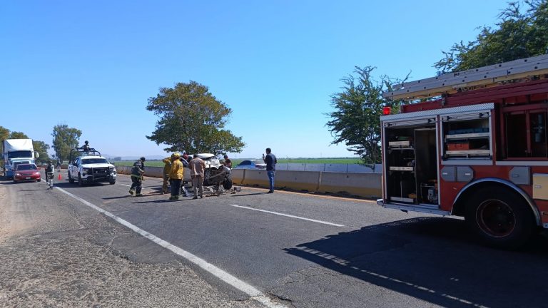 Quedan prensados en una camioneta